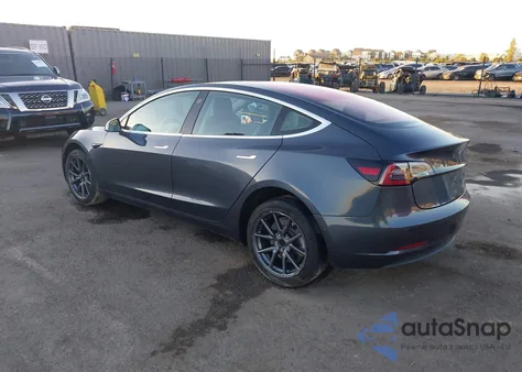 2018 Tesla Model 3 Long Range/Mid Range z USA, uszkodzony, nr VIN 5YJ3E1EA4JF002844